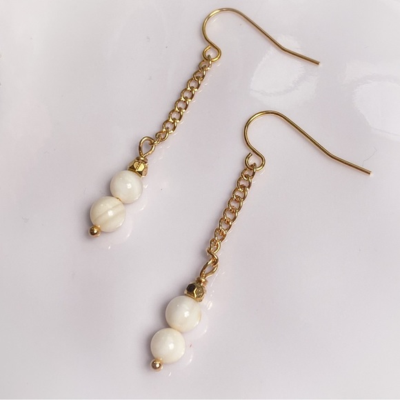 25. White Shell Dangle Earrings - Picture 2 of 3